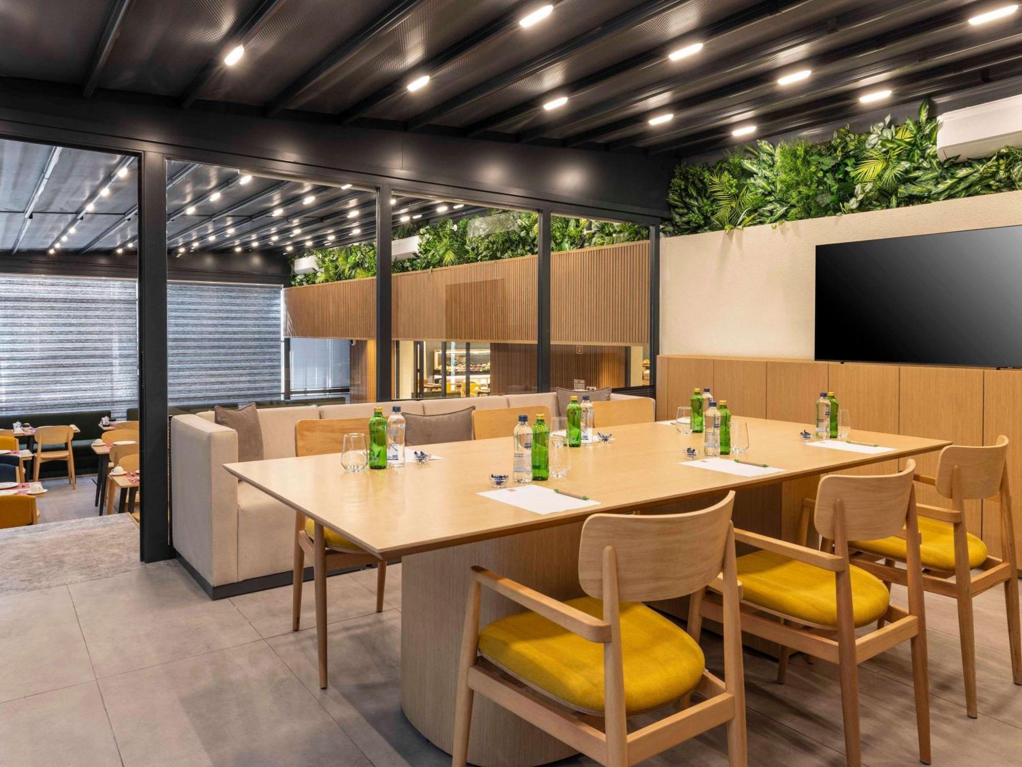 Hotel Ibis Istanbul Sisli Esterno foto