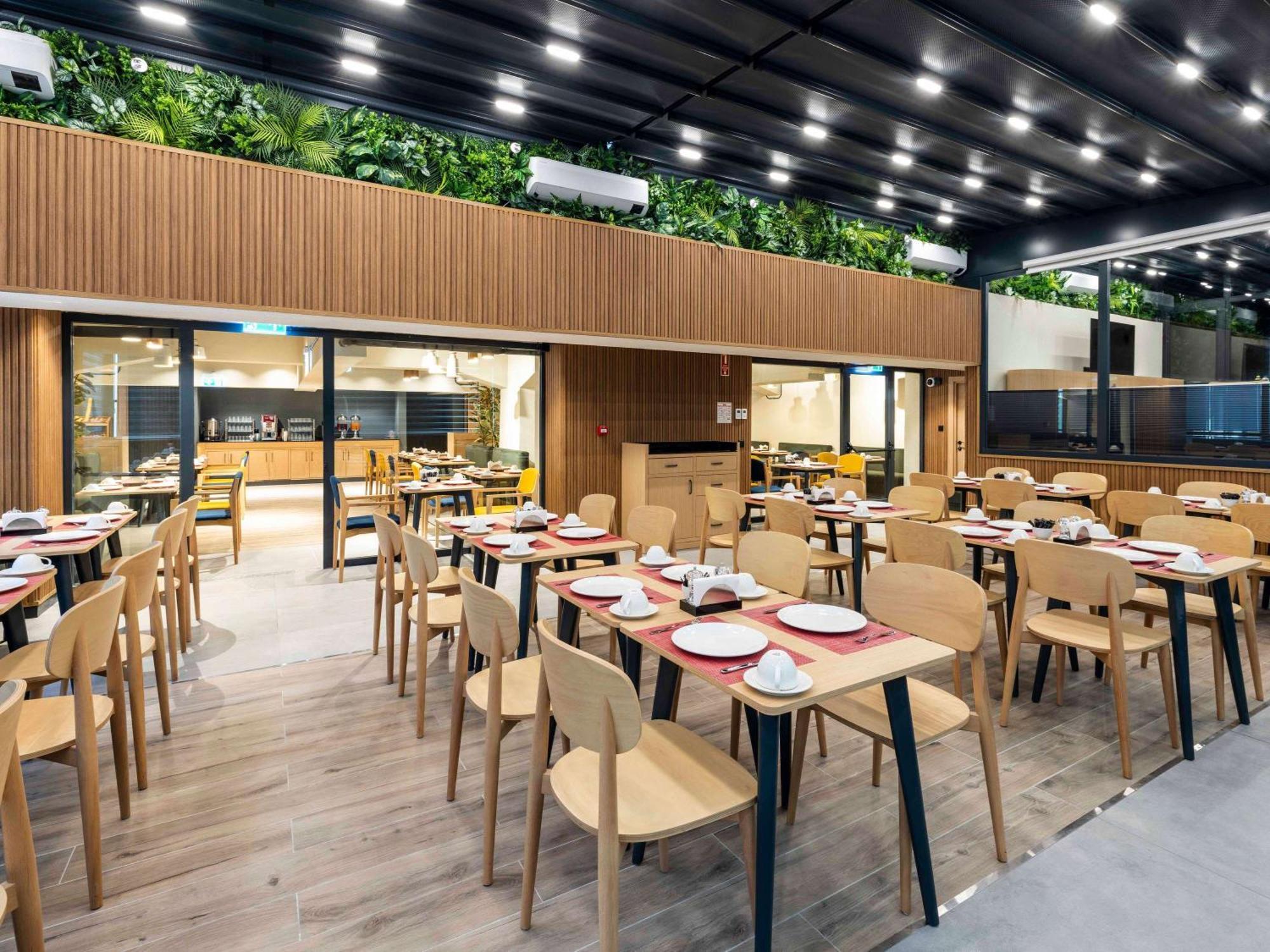 Hotel Ibis Istanbul Sisli Esterno foto